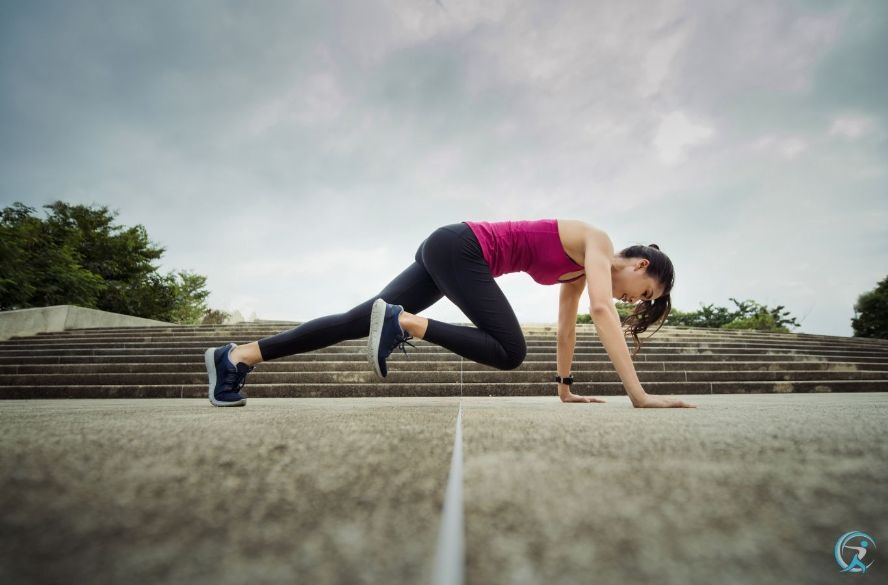 Mountain climbers are excellent exercises that help people lose weight by burning many calories