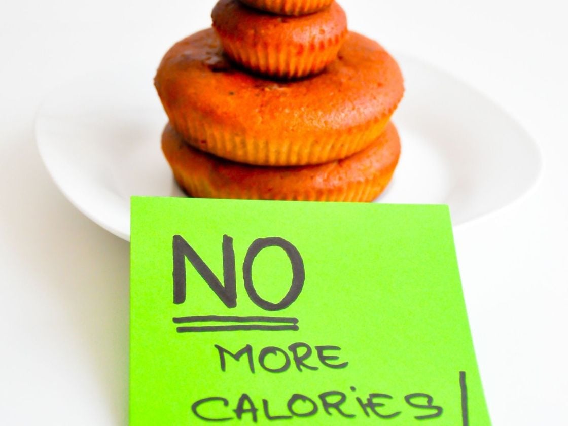 10 Signs You Eat Few Calories and Don't Lose weight - Gear Up to Fit