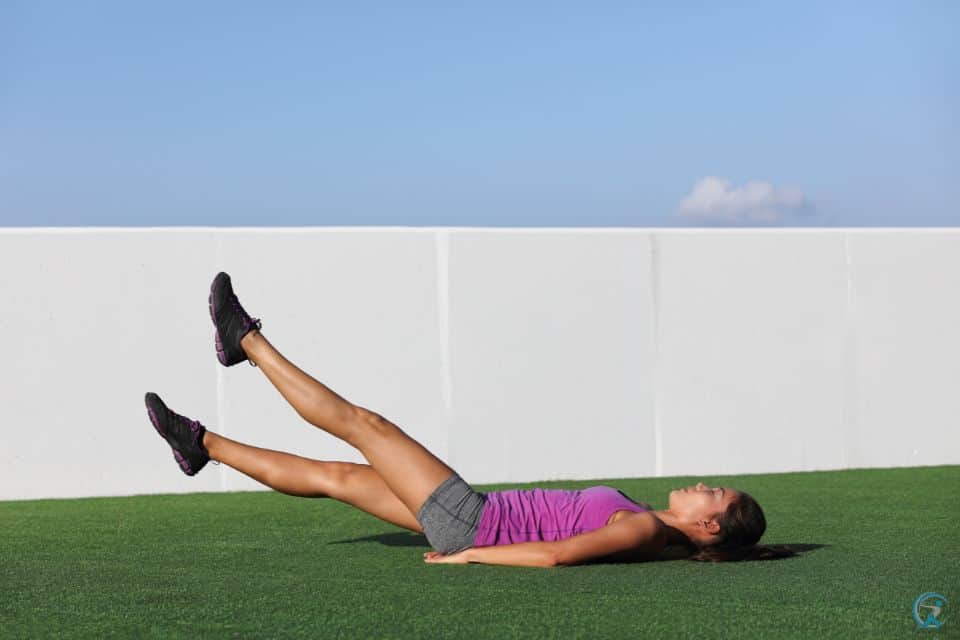 Bodyweight Exercises To Improve Your Core - Flutter kicks